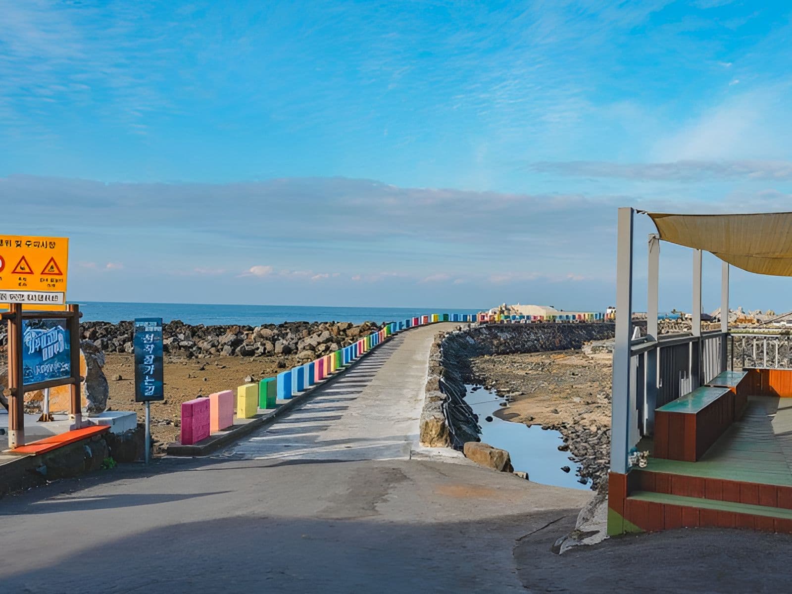 서귀포 동일리포구 집결지로 이어지는 진입로와 해안 산책로 전경